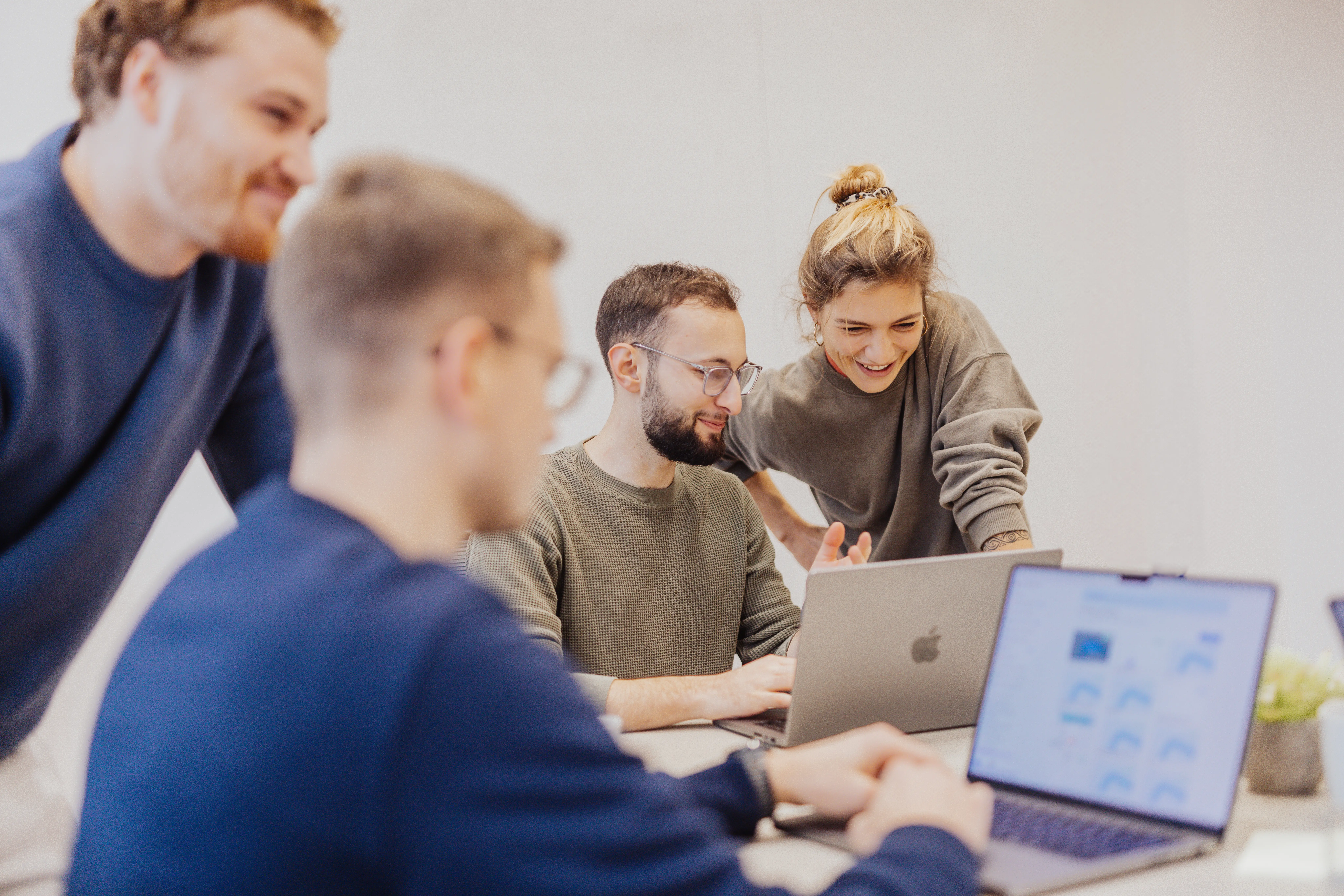 O/WONDER Team bei der Zusammenarbeit am Laptop